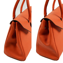 Load image into Gallery viewer, Sac à main cuir Berthille, Modèle Cortina, vue profil bouton pression, 14 cm de rangement en plus