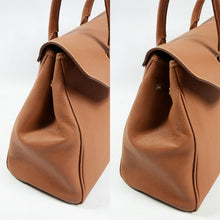 Load image into Gallery viewer, Sac à main cuir Berthille, Modèle Cortina, vue profil bouton pression, 14 cm de rangement en plus