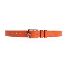 Charger l'image dans la galerie, Ceinture Berthille Petite Étrivière couleur orange, tannage végétal, extérieur en cuir grainé pleine fleur, vue de face.