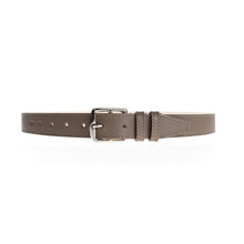 Charger l'image dans la galerie, Ceinture Berthille Petite Étrivière couleur havane, tannage végétal, extérieur en cuir grainé pleine fleur, vue de face.