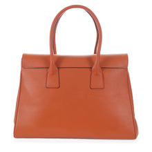 Load image into Gallery viewer, Sac à main cuir Berthille, Modèle Cortina orange, tannage végétal, extérieur en cuir grainé plaine fleur, vue de dos.