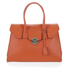 Load image into Gallery viewer, Sac à main cuir Berthille, Modèle Cortina orange, tannage végétal, extérieur en cuir grainé plaine fleur, vue de face.
