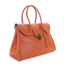 Load image into Gallery viewer, Sac à main cuir Berthille, Modèle Cortina orange, tannage végétal, extérieur en cuir grainé plaine fleur, vue lateral.