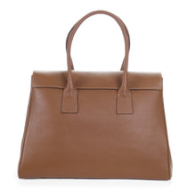 Load image into Gallery viewer, Sac à main cuir Berthille, Modèle Cortina tan, tannage végétal, extérieur en cuir grainé plaine fleur, vue de dos.