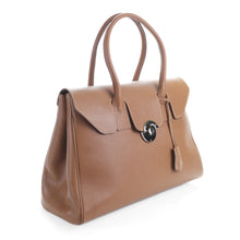 Load image into Gallery viewer, Sac à main cuir Berthille, Modèle Cortina tan, tannage végétal, extérieur en cuir grainé plaine fleur, vue lateral.