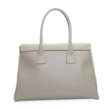 Load image into Gallery viewer, Sac à main cuir Berthille, Modèle Cortina taupe, tannage végétal, extérieur en cuir grainé plaine fleur, vue de dos.