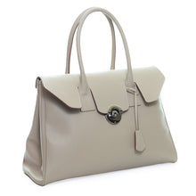 Load image into Gallery viewer, Sac à main cuir Berthille, Modèle Cortina taupe, tannage végétal, extérieur en cuir grainé plaine fleur, vue lateral.