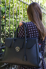 Load image into Gallery viewer, Sac à main cuir Berthille, Modèle Cortina noir, tannage végétal, extérieur en cuir grainé plaine fleur, porté par notre mannequin.