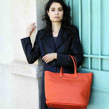 Load image into Gallery viewer, Sac Berthille Cabas orange, tannage végétal, intérieur en cuir velours.
