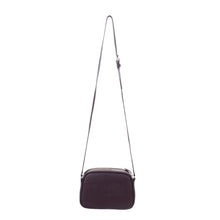 Load image into Gallery viewer, Sac Berthille Minaudière couleur bordeaux, tannage végétal, extérieur en cuir grainé, vue de dos avec bandoulière.