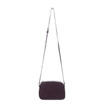 Load image into Gallery viewer, Sac Berthille Minaudière couleur bordeaux, tannage végétal, extérieur en cuir grainé, vue de face avec bandoulière.