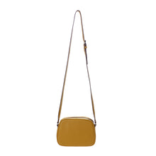 Load image into Gallery viewer, Sac Berthille Minaudière couleur golden, tannage végétal, extérieur en cuir grainé, vue de dos avec bandoulière.