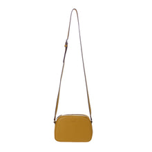 Load image into Gallery viewer, Sac Berthille Minaudière couleur golden, tannage végétal, extérieur en cuir grainé, vue de face avec bandoulière.