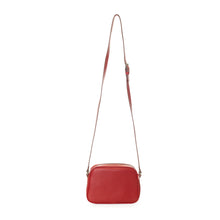 Load image into Gallery viewer, Sac Berthille Minaudière couleur rouge, tannage végétal, extérieur en cuir grainé, vue de dos avec bandoulière.