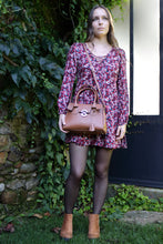 Load image into Gallery viewer, Sac Berthille Mini Cortina tan, tannage végétal, extérieur en cuir grainé plaine fleur, porté par notre mannequin.