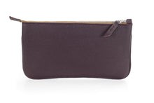 Load image into Gallery viewer, Berthille Pochette Lord couleur bordeaux, en cuir grainé, vue de dos.