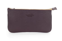 Load image into Gallery viewer, Berthille Pochette Lord couleur bordeaux, en cuir grainé, vue de face.