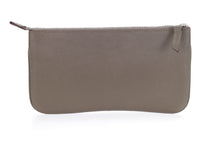 Load image into Gallery viewer, Berthille Pochette Lord couleur havane, en cuir grainé, vue de dos.