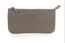Load image into Gallery viewer, Berthille Pochette Lord couleur havane, en cuir grainé, vue de face.