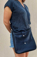 Load image into Gallery viewer, Sac Berthille modèle Claudia Noir - sac bandoulière porté travers