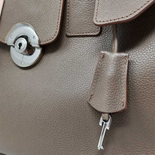 Load image into Gallery viewer, Sac à main cuir Berthille, Modèle Cortina, fermeture avec clé