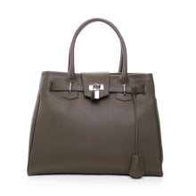 Load image into Gallery viewer, Sac Berthille Vendôme havane, tannage végétal, extérieur en cuir grainé plaine fleur, vue de face.