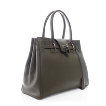 Load image into Gallery viewer, Sac Berthille Vendôme havane, tannage végétal, extérieur en cuir grainé plaine fleur, vue lateral.