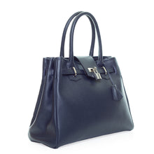 Load image into Gallery viewer, Sac Berthille Vendôme marine, tannage végétal, extérieur en cuir grainé plaine fleur, vue lateral.