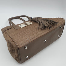 Charger l&#39;image dans la galerie, Sac en Poil de vachette et bijou en corne unique lacée en cuir à la main
