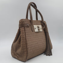 Charger l&#39;image dans la galerie, Sac en Poil de vachette et bijou en corne unique lacée en cuir à la main
