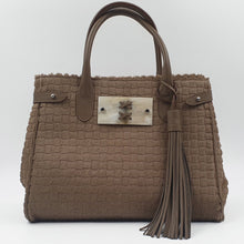 Charger l&#39;image dans la galerie, Sac en Poil de vachette et bijou en corne unique lacée en cuir à la main
