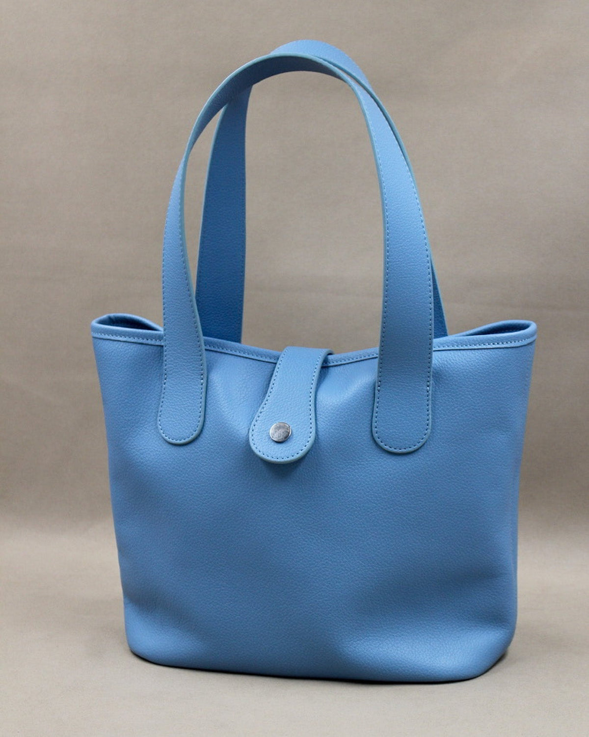 Cabas Saint-Barth cuir grainé bleu ciel, anses longues et bouton pression Berthille