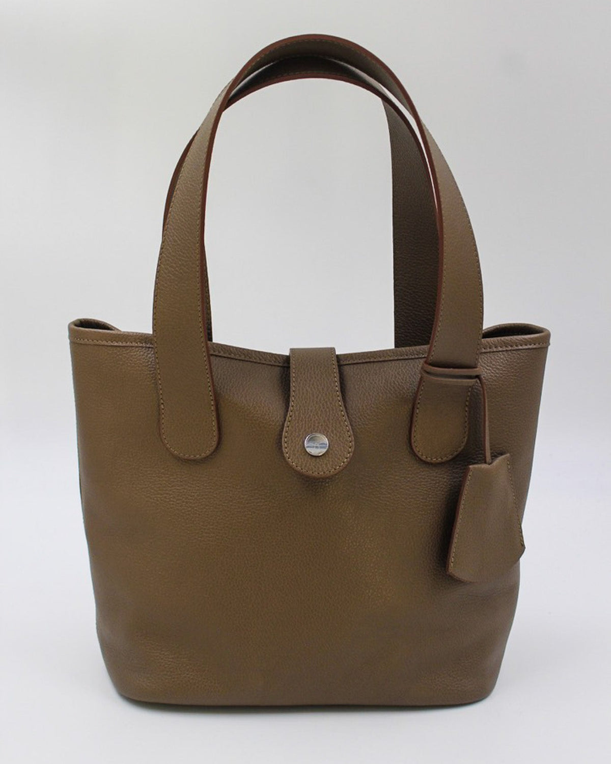 Cabas Saint-Barth cuir grainé havane, anses longues et bouton pression Berthille