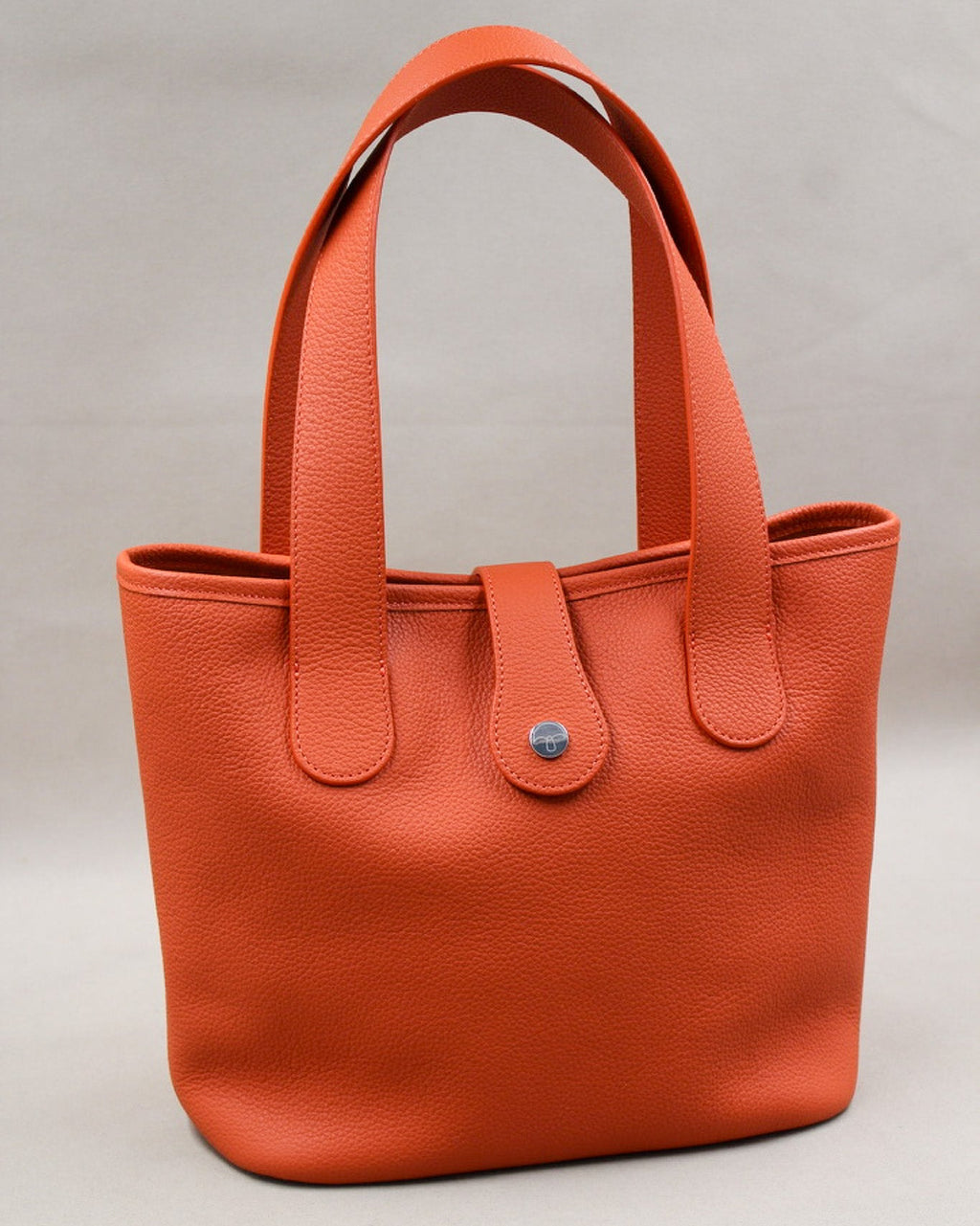 Cabas Saint-Barth cuir grainé orange, anses longues et bouton pression Berthille