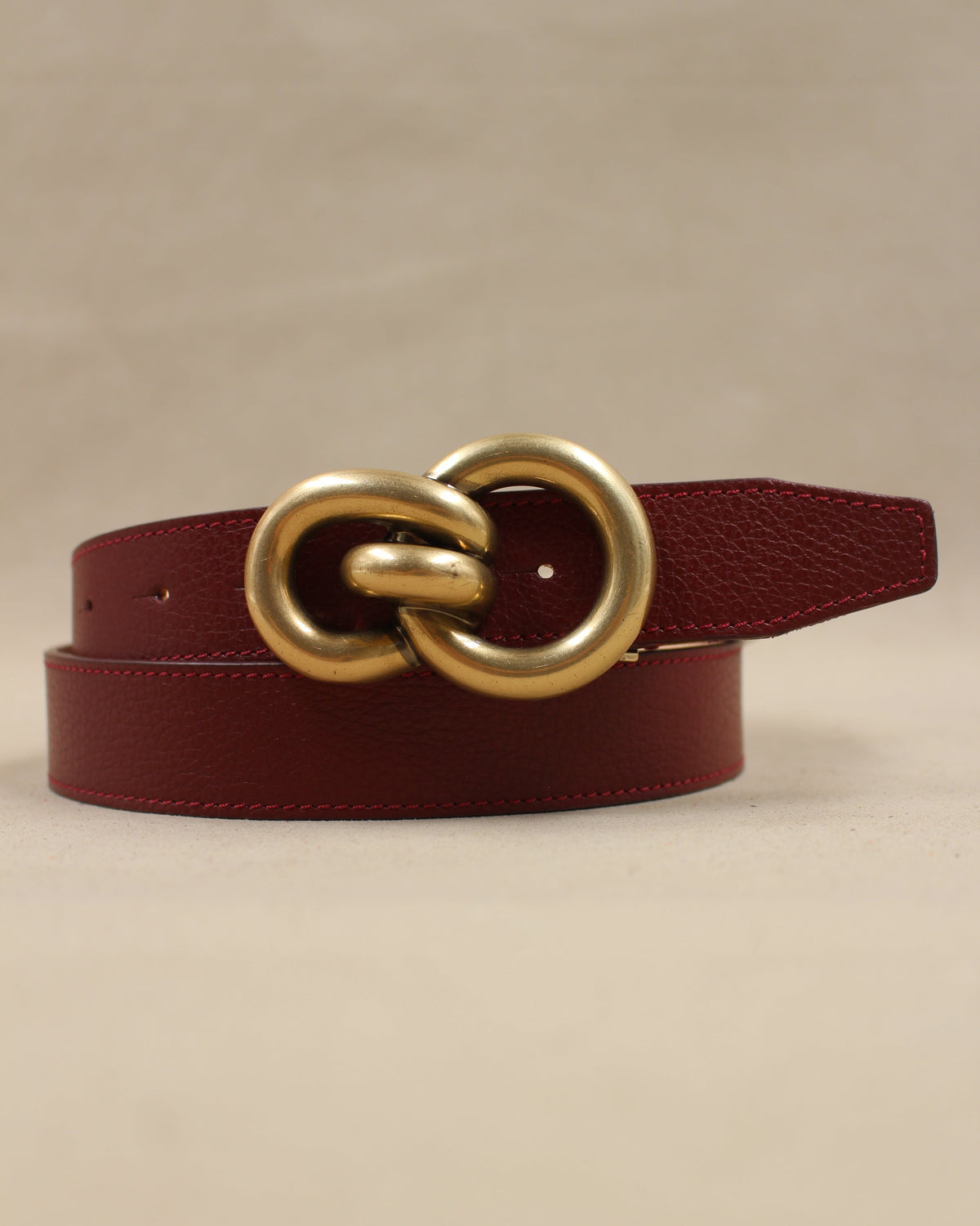 Ceinture cuir grainé bordeaux enroulée, boucle double anneaux dorée Berthille
