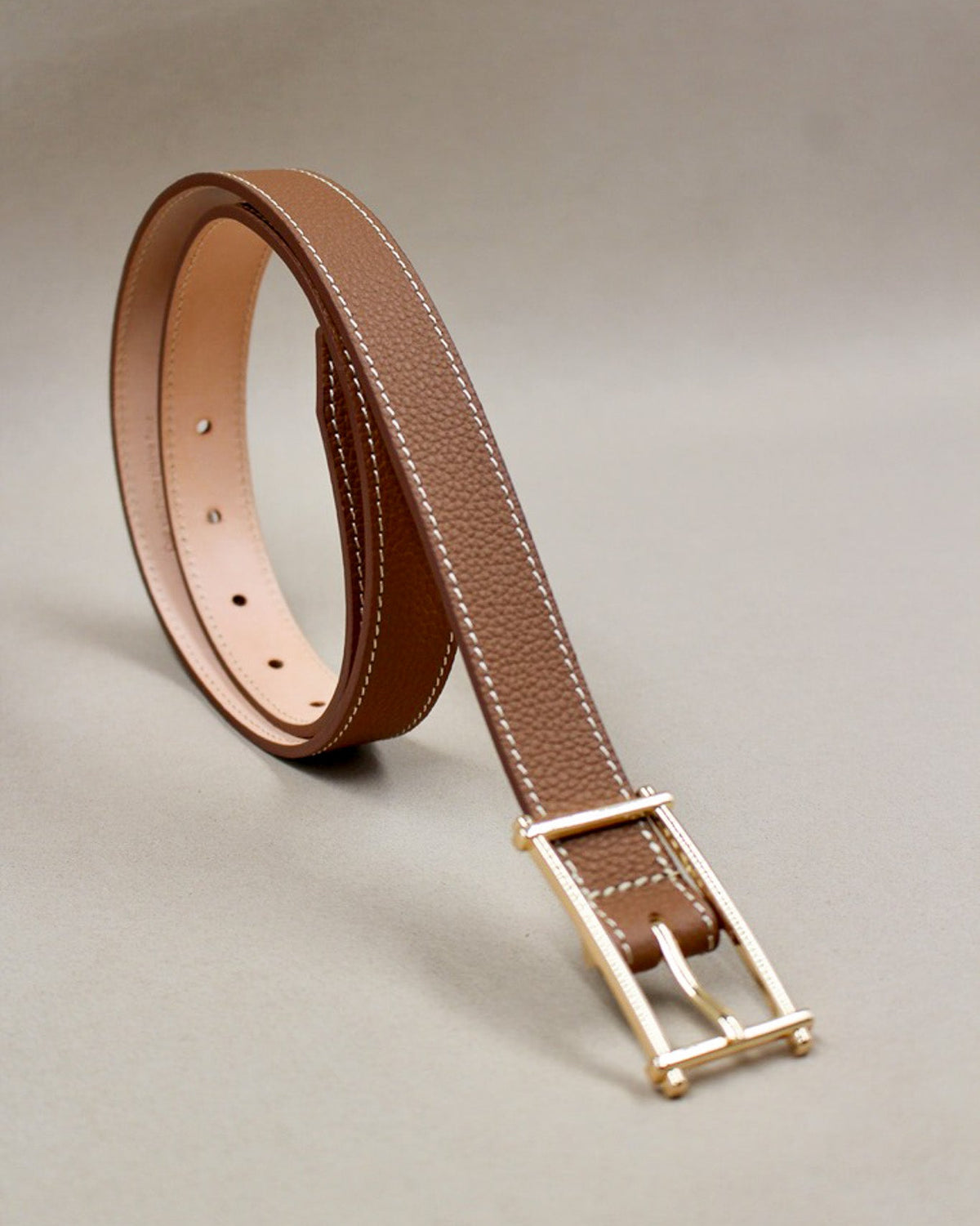 Ceinture cuir grainé camel enroulée, boucle rectangulaire dorée Berthille