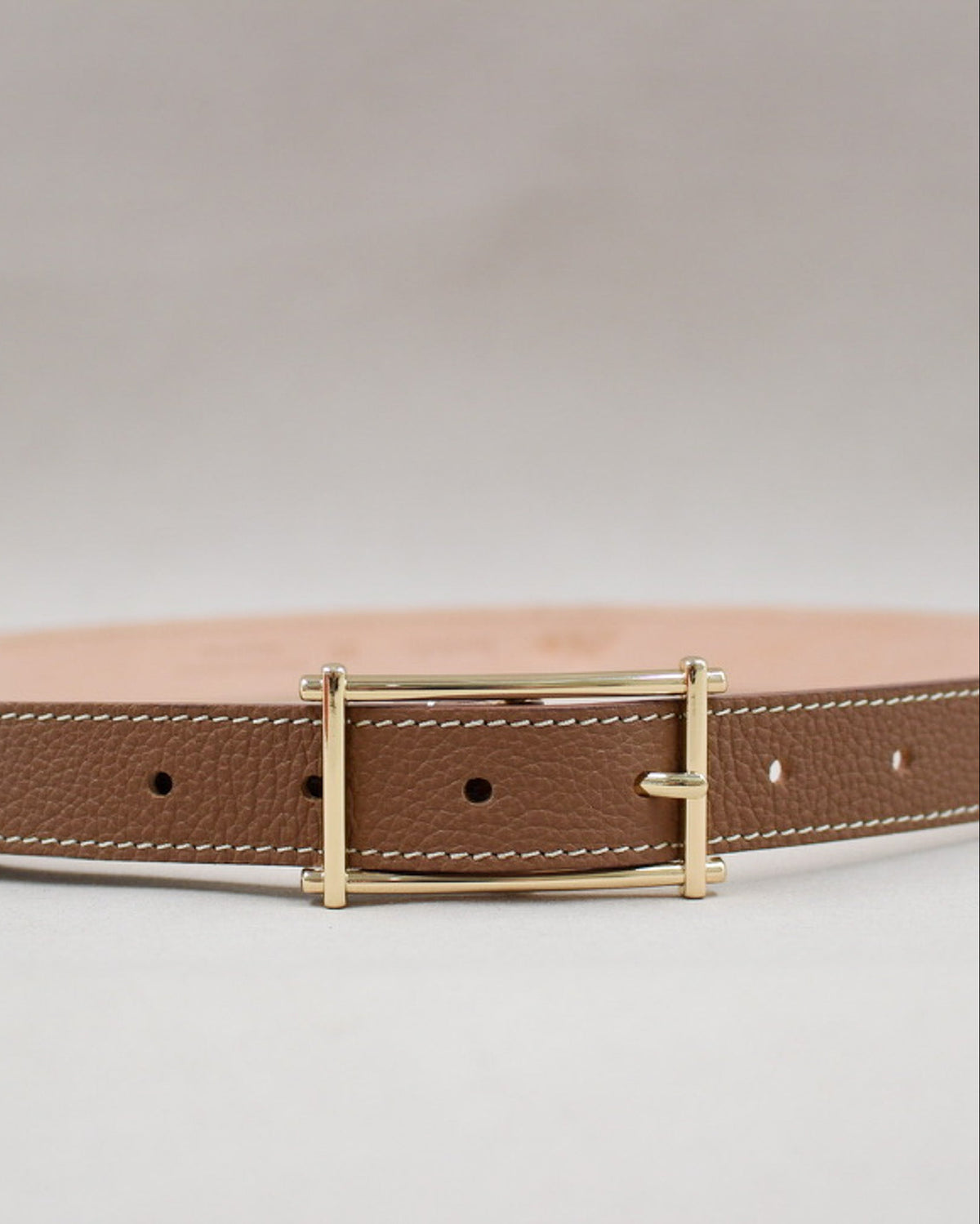 Ceinture cuir grainé camel enroulée, boucle rectangulaire dorée Berthille