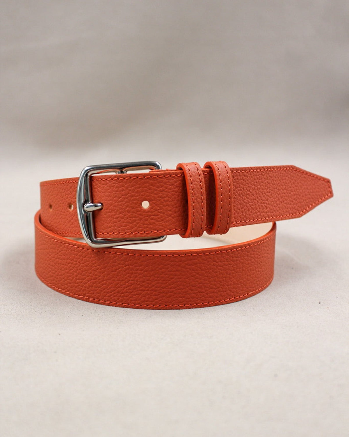 Ceinture cuir grainé orange terracotta enroulée, boucle carrée argentée Étrivière Berthille