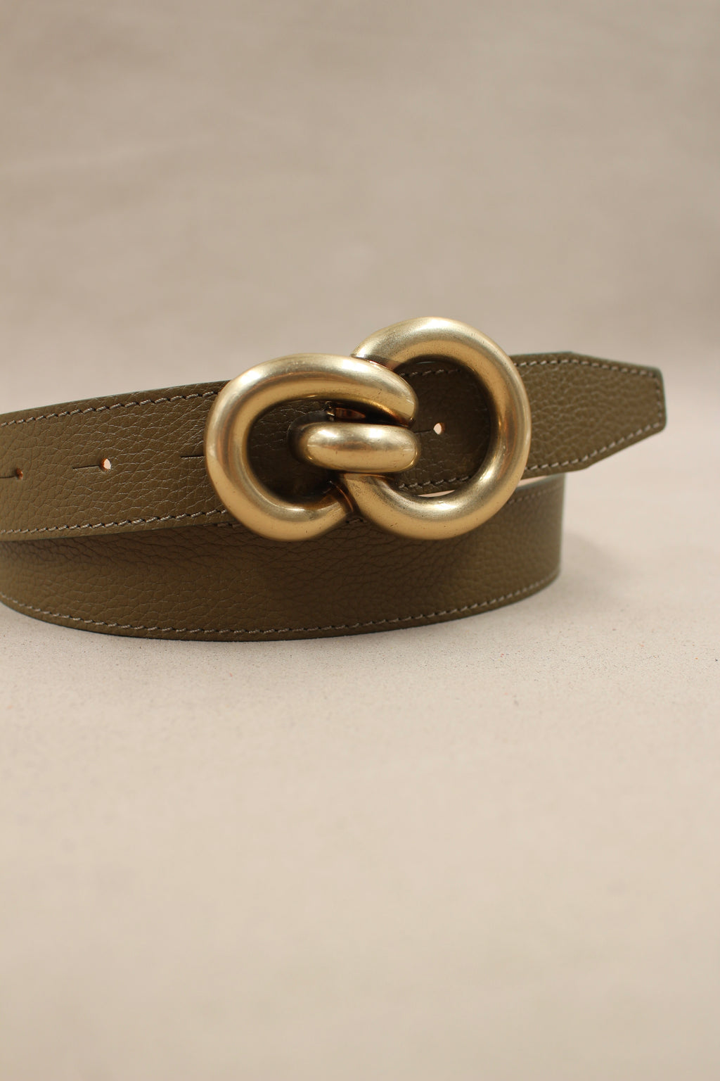 Ceinture cuir grainé kaki enroulée, boucle double anneaux dorée Berthille