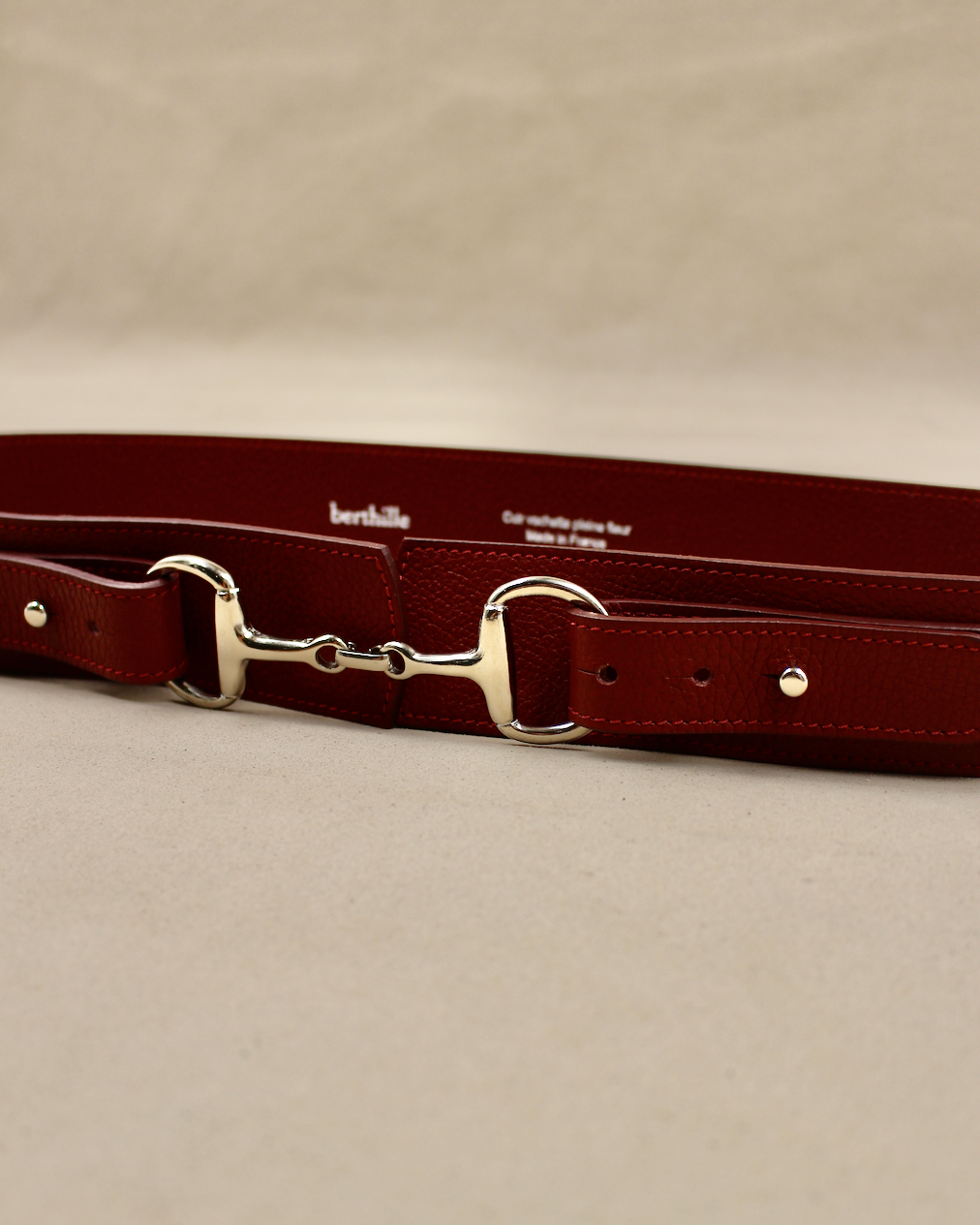 Ceinture cuir vachette pleine fleur bordeaux, boucle mors de cheval dorée Berthille