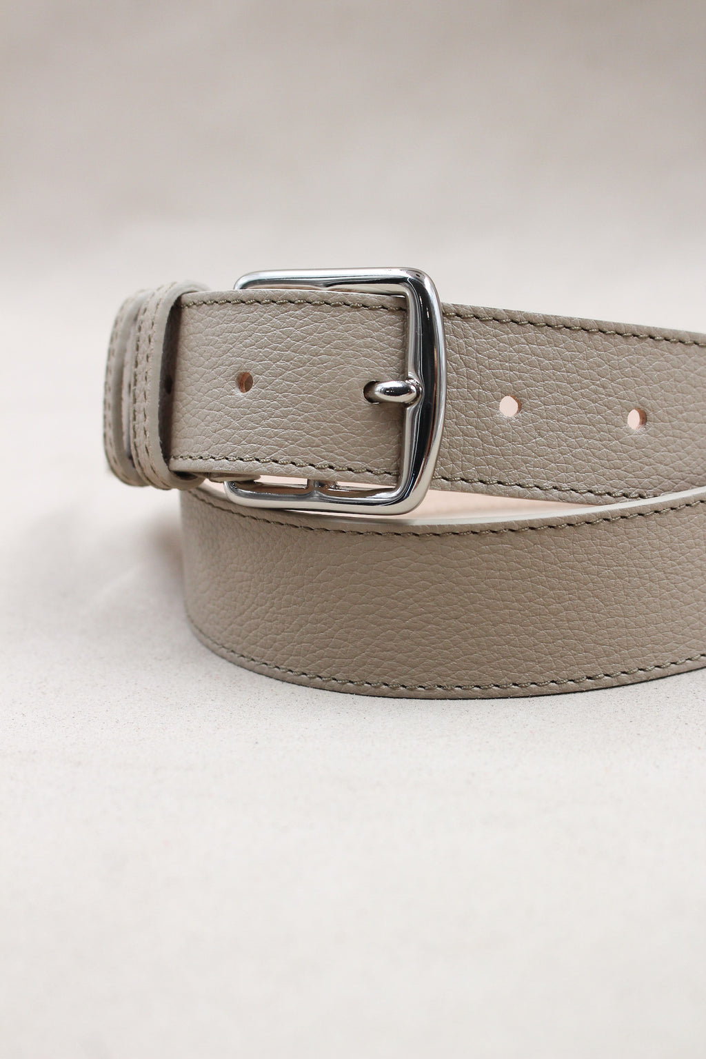 Ceinture en cuir vachette grainé coloris beige naturel, boucle argentée – Berthille Maison Française