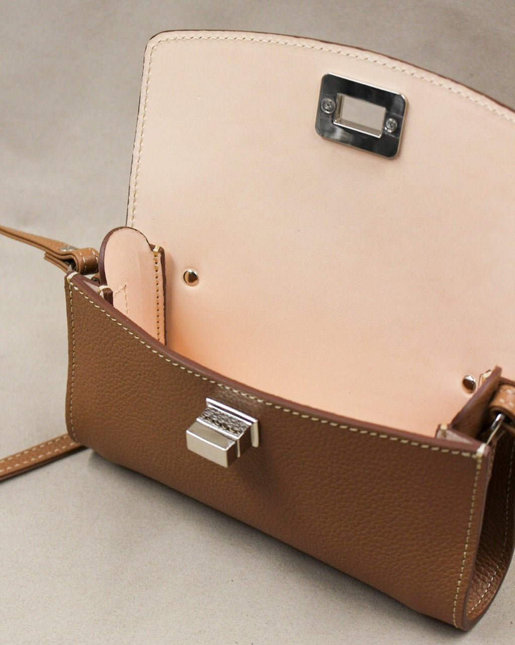 Détail fermoir tourniquet ouvert sur sac cuir grainé camel Berthille