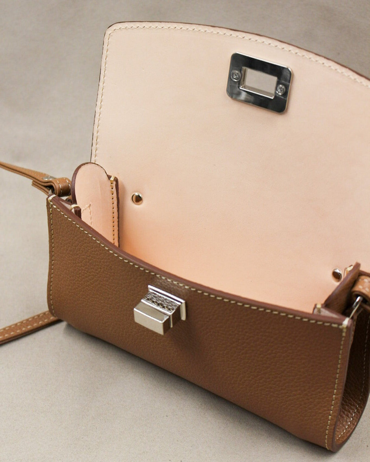 Détail fermoir tourniquet ouvert sur sac cuir grainé camel Berthille