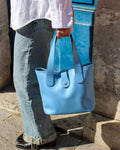 Femme portant sac Saint Barth cuir bleu ciel en bandoulière