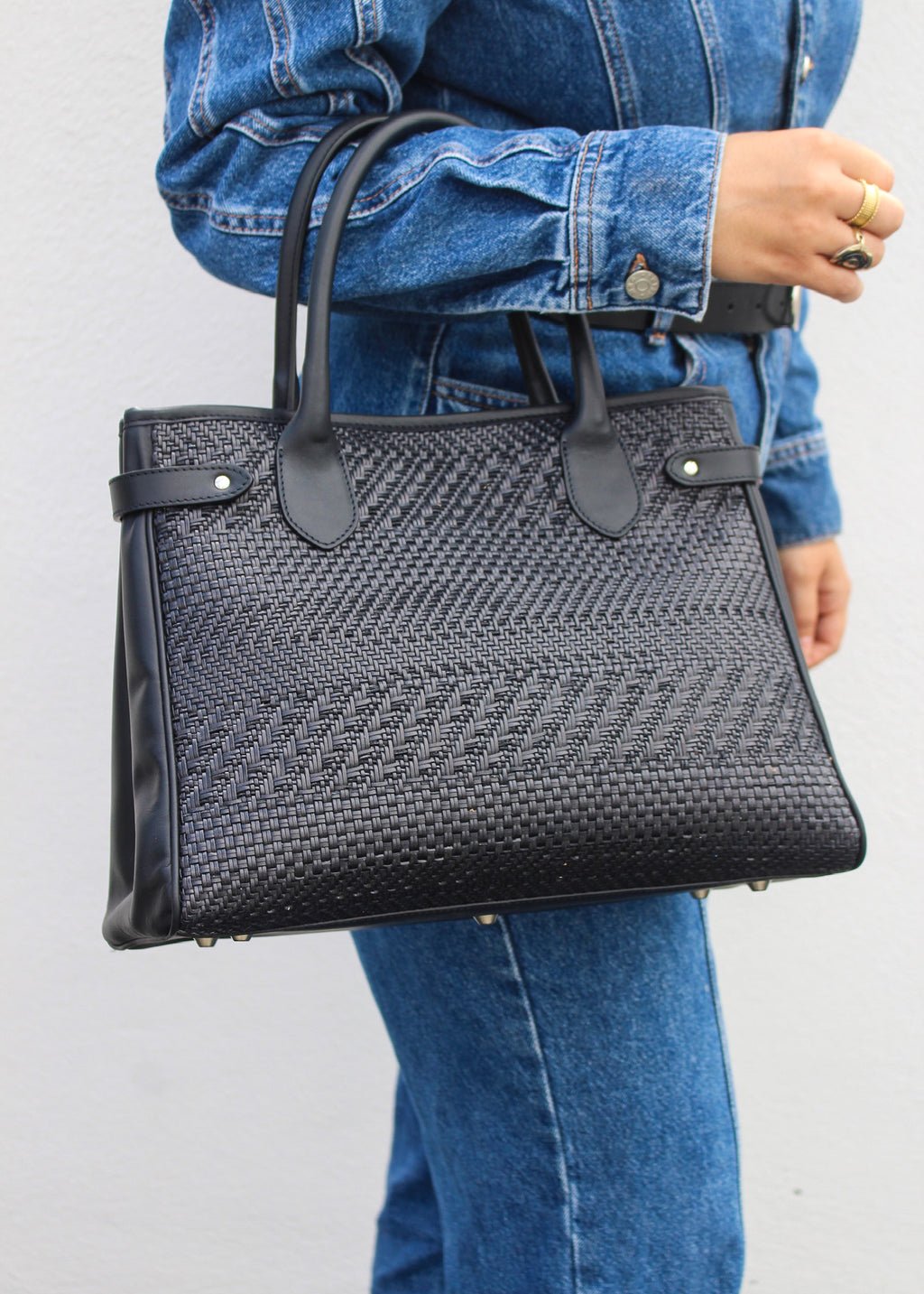 Femme portant sac Saint Moritz cuir tressé marine à la main