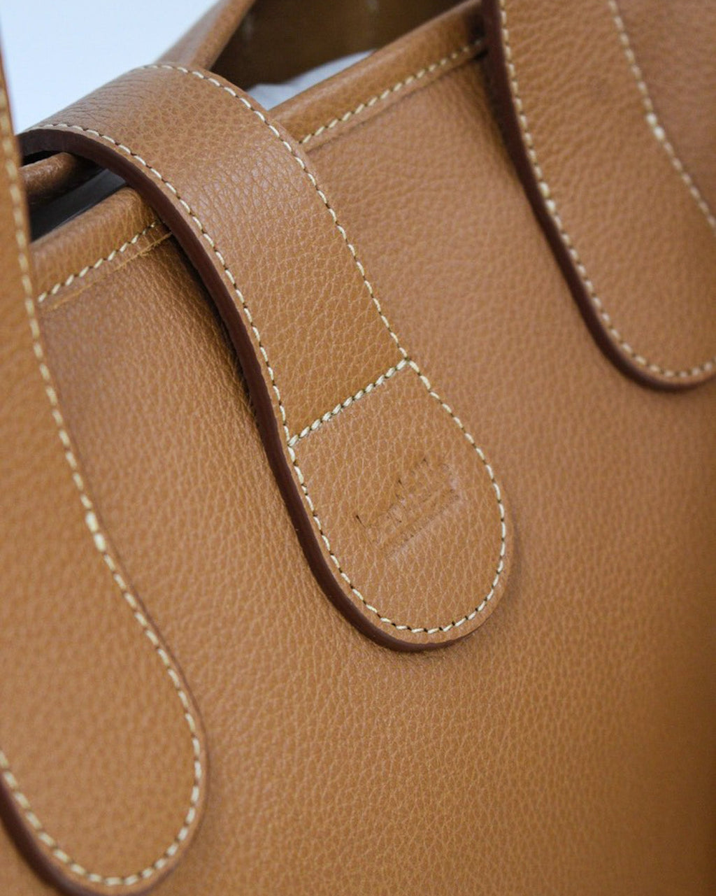 Gros plan patte d'attache et logo gravé, cabas Saint-Barth cuir grainé cuero Berthille