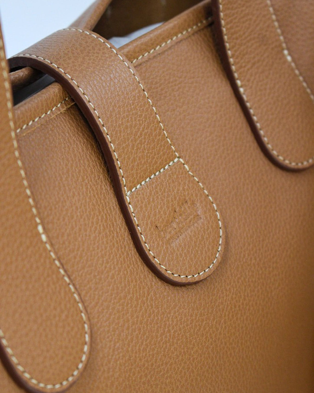 Gros plan patte d'attache et logo gravé, cabas Saint-Barth cuir grainé cuero Berthille