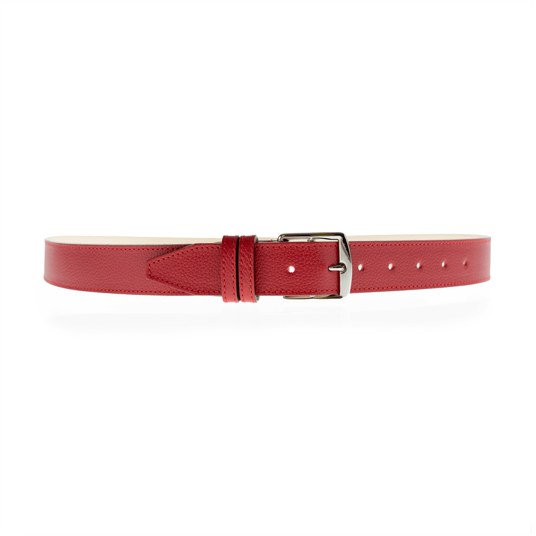 Ceinture Berthille Étrivière couleur rouge, tannage végétal, extérieur en cuir grainé pleine fleur, vue de face.Votre ceinture sur mesure longueur et coloris au choix. Couleur cuir grainé haute maroquinerie. Maison Berthille.