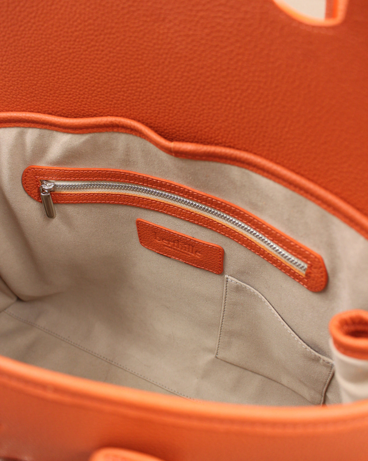 Intérieur sac cuir grainé orange, poche zippée et doublure beige Berthille