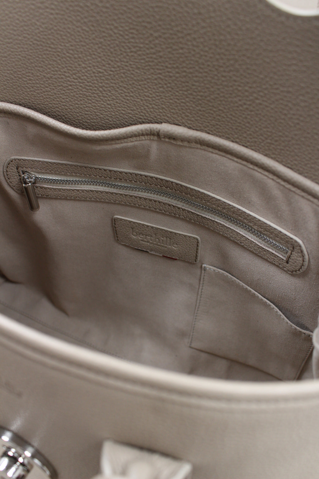 Intérieur sac cuir grainé taupe, poche zippée et doublure Berthille